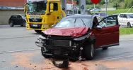 Zablokowana droga powiatowa po zderzeniu dwóch aut, jedna osoba poszkodowana - zdjęcie 4