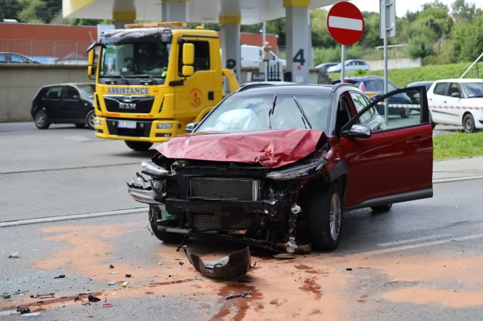 Zablokowana droga powiatowa po zderzeniu dwóch aut, jedna osoba poszkodowana - zdjęcie 4