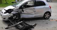Zablokowana droga powiatowa po zderzeniu dwóch aut, jedna osoba poszkodowana - zdjęcie 5