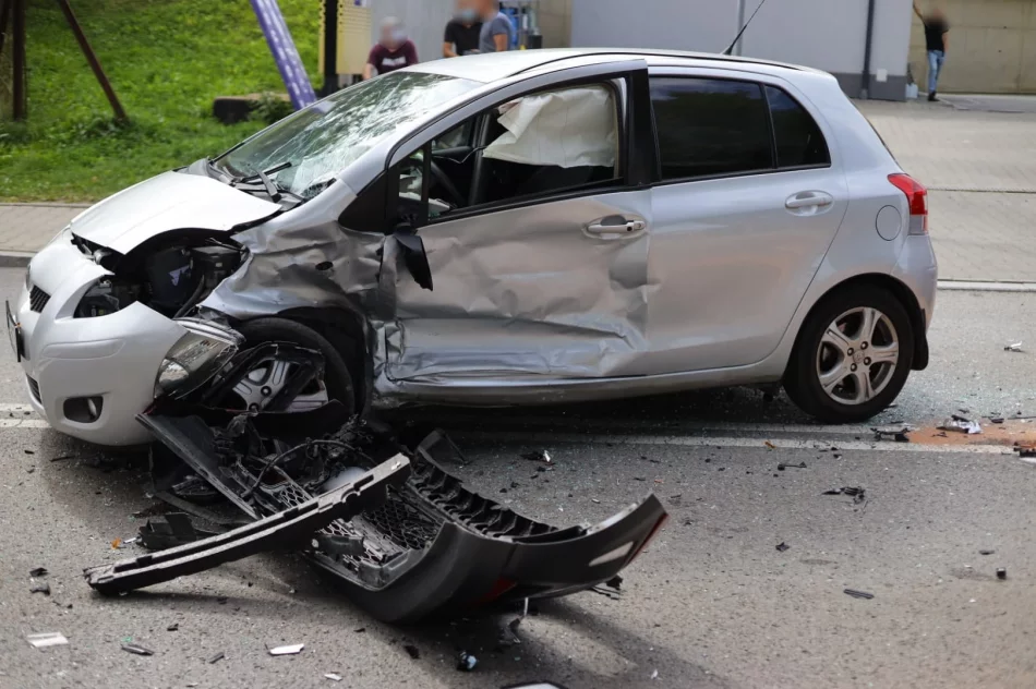 Zablokowana droga powiatowa po zderzeniu dwóch aut, jedna osoba poszkodowana - zdjęcie 5