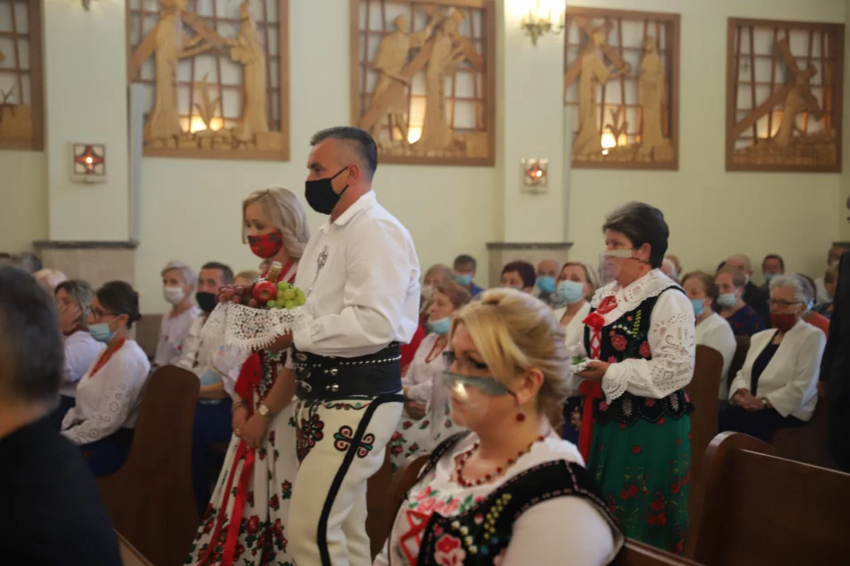 Arcybiskup konsekrował kościół w Łętowem - zdjęcie 5