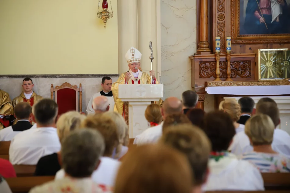 Arcybiskup konsekrował kościół w Łętowem - zdjęcie 10