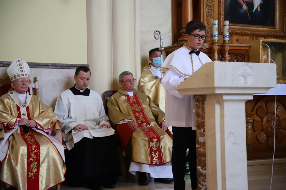 Arcybiskup konsekrował kościół w Łętowem - zdjęcie 14