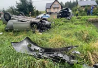 Czołowe zderzenie dwóch aut, jeden z pojazdów dachował. Do szpitala zabrano 5 osób, w tym 2 dzieci - zdjęcie główne