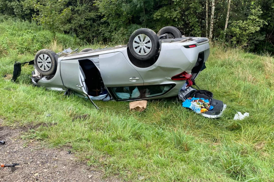 Czołowe zderzenie dwóch aut, jeden z pojazdów dachował. Do szpitala zabrano 5 osób, w tym 2 dzieci - zdjęcie 2