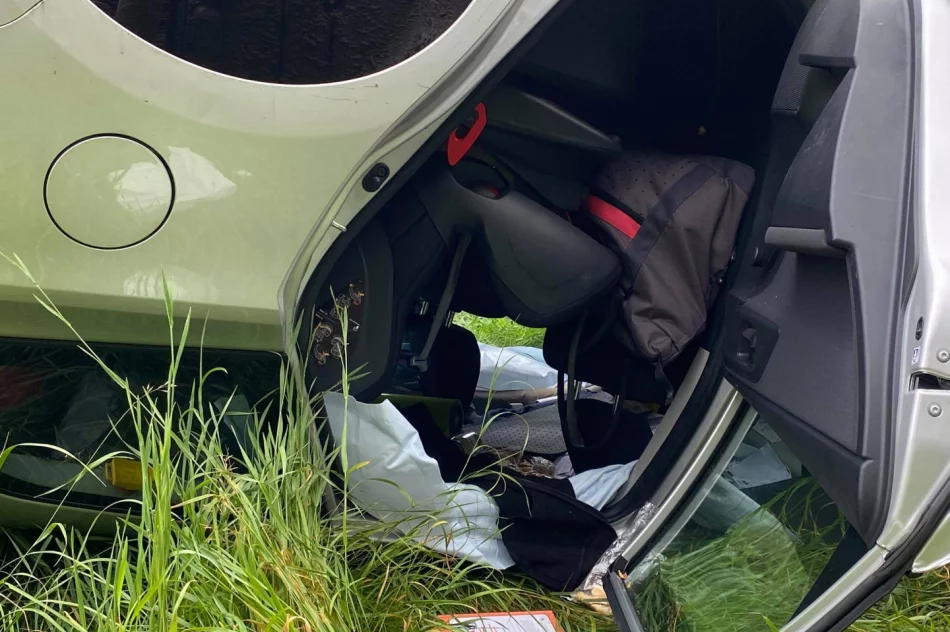 Czołowe zderzenie dwóch aut, jeden z pojazdów dachował. Do szpitala zabrano 5 osób, w tym 2 dzieci - zdjęcie 3