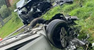 Czołowe zderzenie dwóch aut, jeden z pojazdów dachował. Do szpitala zabrano 5 osób, w tym 2 dzieci - zdjęcie 4