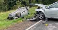 Czołowe zderzenie dwóch aut, jeden z pojazdów dachował. Do szpitala zabrano 5 osób, w tym 2 dzieci - zdjęcie 5