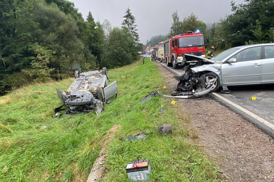 Czołowe zderzenie dwóch aut, jeden z pojazdów dachował. Do szpitala zabrano 5 osób, w tym 2 dzieci - zdjęcie 6