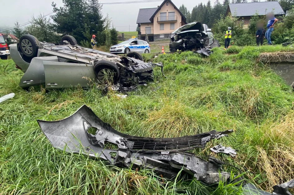 Czołowe zderzenie dwóch aut, jeden z pojazdów dachował. Do szpitala zabrano 5 osób, w tym 2 dzieci - zdjęcie 7