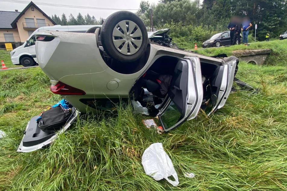 Czołowe zderzenie dwóch aut, jeden z pojazdów dachował. Do szpitala zabrano 5 osób, w tym 2 dzieci - zdjęcie 8