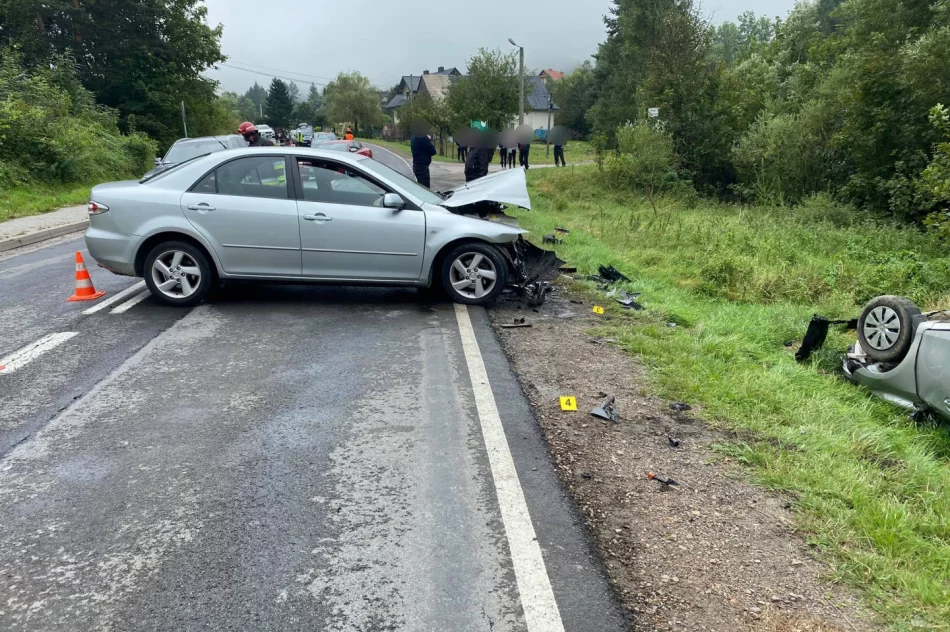 Czołowe zderzenie dwóch aut, jeden z pojazdów dachował. Do szpitala zabrano 5 osób, w tym 2 dzieci - zdjęcie 9