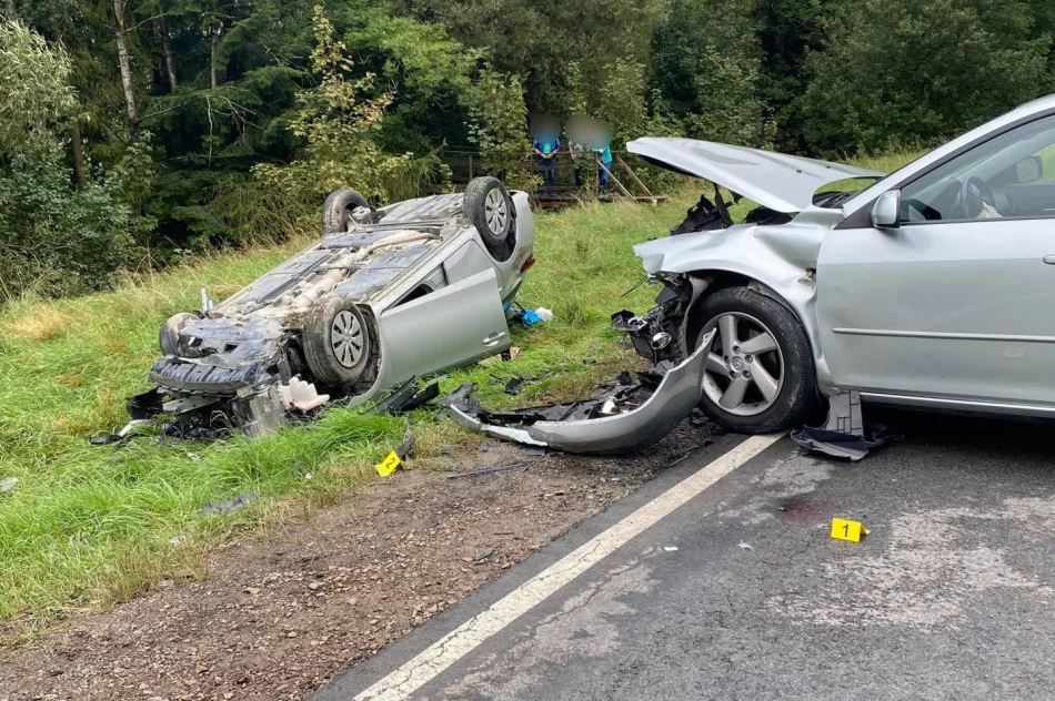 Czołowe zderzenie dwóch aut, jeden z pojazdów dachował. Do szpitala zabrano 5 osób, w tym 2 dzieci - zdjęcie 13