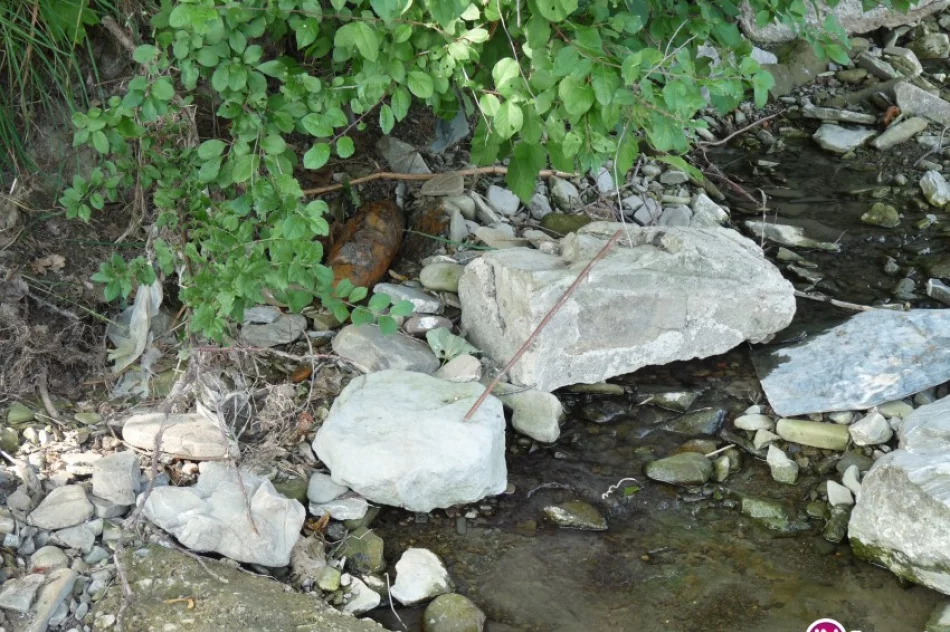 Pocisk artyleryjski leżał w korycie potoku - zdjęcie 3