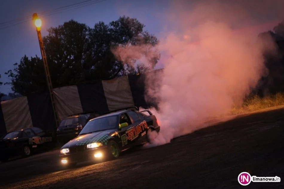 Drift, jazda na dwóch kołach i skoki przez płonącą obręcz - zdjęcie 4