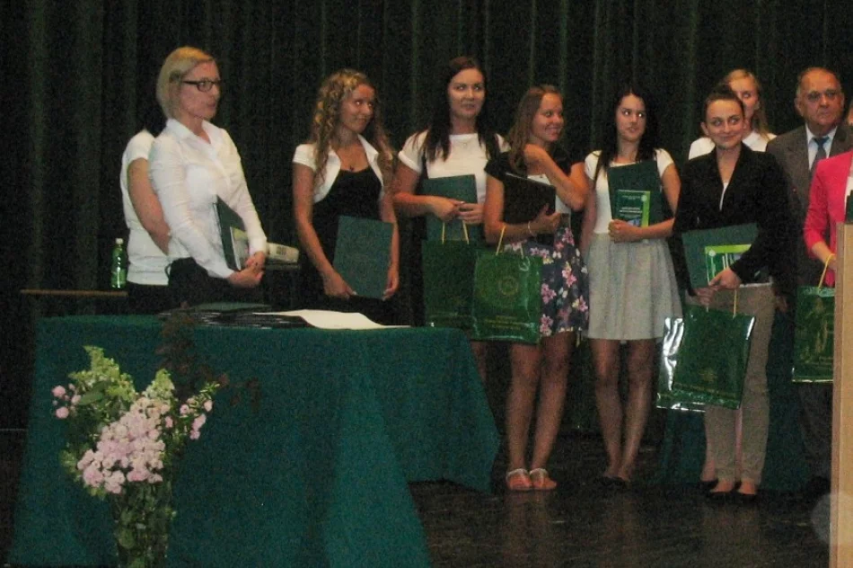 240 absolwentów ekonomii z PWSZ odebrało dyplomy - zdjęcie 4