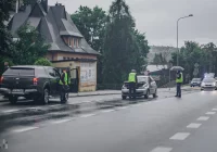 Potrącenie dwóch młodych mężczyzn. Kierowca nie zauważył ich na nieoświetlonym przejściu - zdjęcie główne