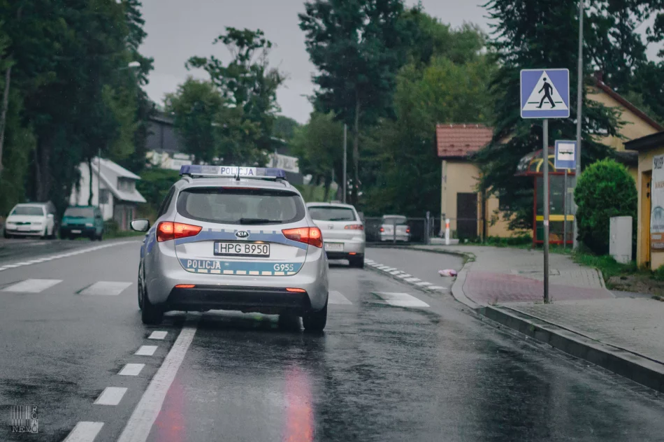Potrącenie dwóch młodych mężczyzn. Kierowca nie zauważył ich na nieoświetlonym przejściu - zdjęcie 2