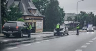 Potrącenie dwóch młodych mężczyzn. Kierowca nie zauważył ich na nieoświetlonym przejściu - zdjęcie 4