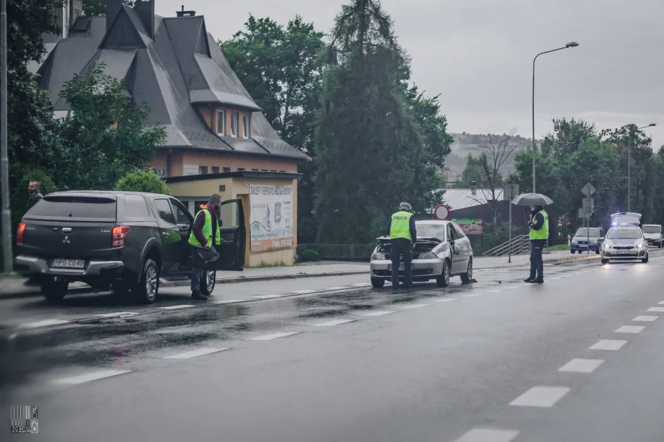 Potrącenie dwóch młodych mężczyzn. Kierowca nie zauważył ich na nieoświetlonym przejściu - zdjęcie 4