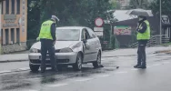 Potrącenie dwóch młodych mężczyzn. Kierowca nie zauważył ich na nieoświetlonym przejściu - zdjęcie 5