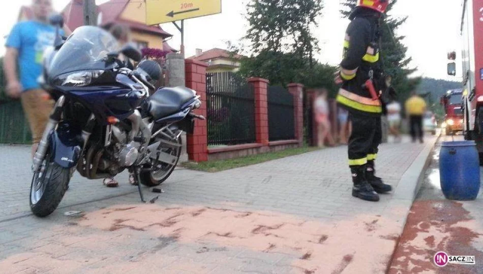 Nowy Sącz, ul. Marcinkowicka: zderzenie samochodu osobowego i motocykla - zdjęcie 1