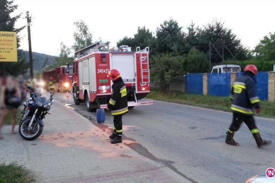 Nowy Sącz, ul. Marcinkowicka: zderzenie samochodu osobowego i motocykla - zdjęcie 2