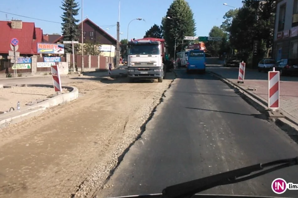 Samochody stoją w korku - prace znów się przedłużyły - zdjęcie 2