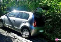 Auto stoczyło się i zawisło nad potokiem - zdjęcie główne