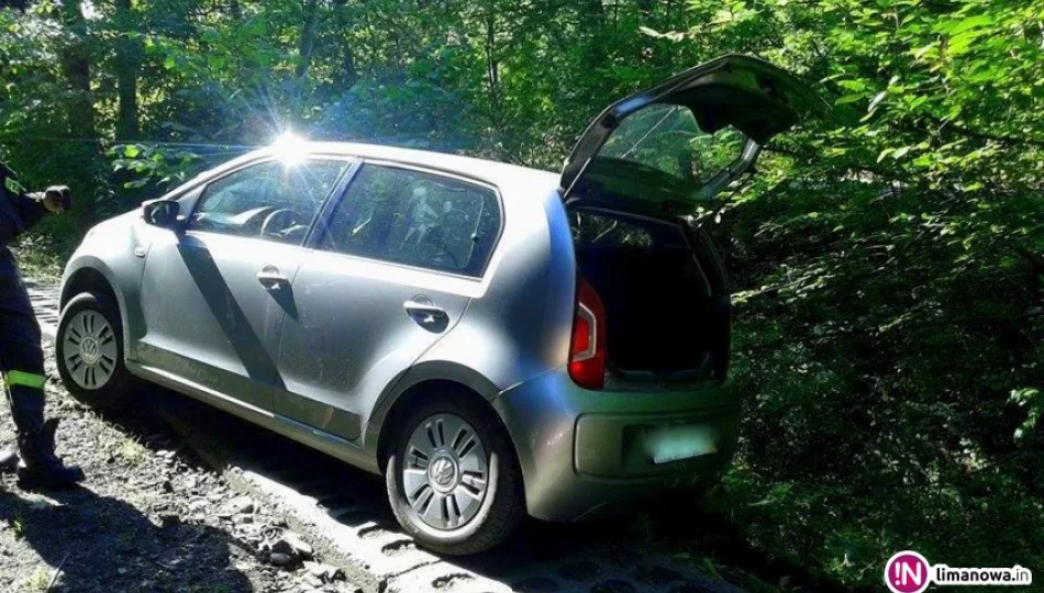 Auto stoczyło się i zawisło nad potokiem - zdjęcie 1