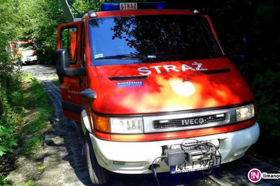 Auto stoczyło się i zawisło nad potokiem - zdjęcie 3