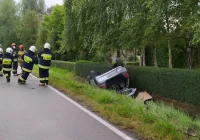 Dachował samochód, poszkodowane dwie osoby - zdjęcie główne