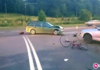 Seat zderzył się z oplem, uderzył rowerzystkę i uszkodził ogrodzenie - zdjęcie główne