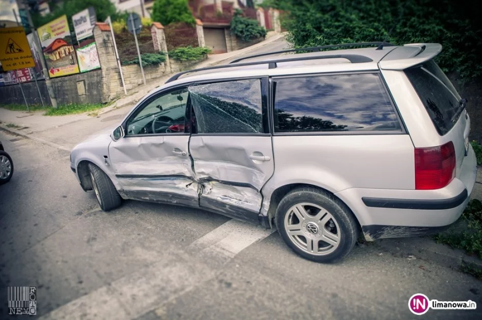 Zderzenie aut na skrzyżowaniu w centrum miasta - zdjęcie 2