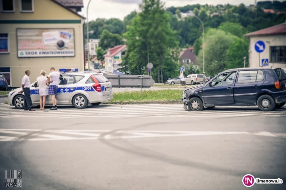 Zderzenie aut na skrzyżowaniu w centrum miasta - zdjęcie 3