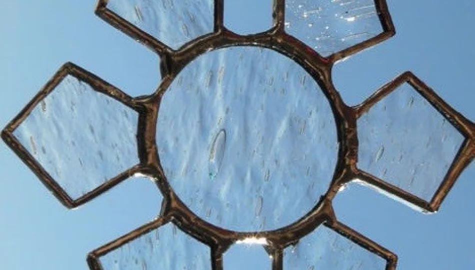 „Szklane śnieżynki” – warsztaty szklanych ozdób - zdjęcie 1
