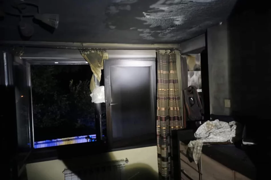 W nocy strażacy gasili pożar poddasza domu - zdjęcie 2