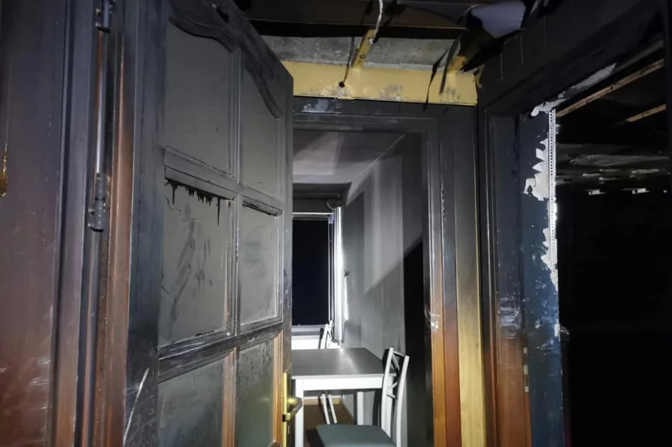 W nocy strażacy gasili pożar poddasza domu - zdjęcie 3