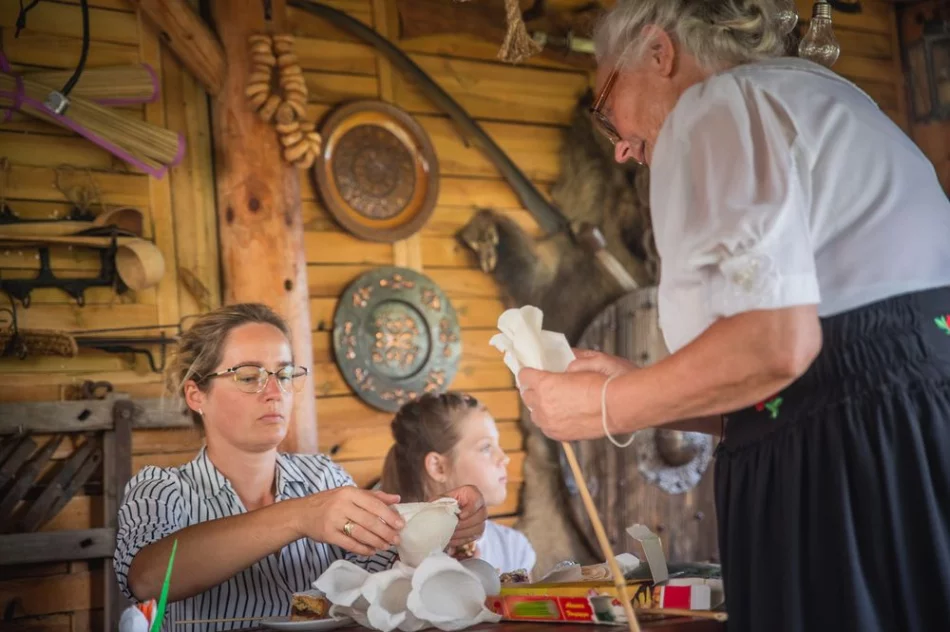 Rękodzielnicze spotkanie w Męcinie ze Stanisławą Oleksy - zdjęcie 17