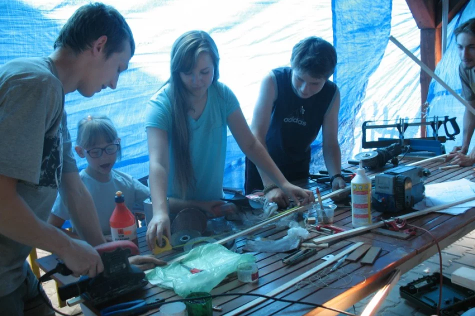 Chcą wzbić się w powietrze na... szufelce - zdjęcie 3