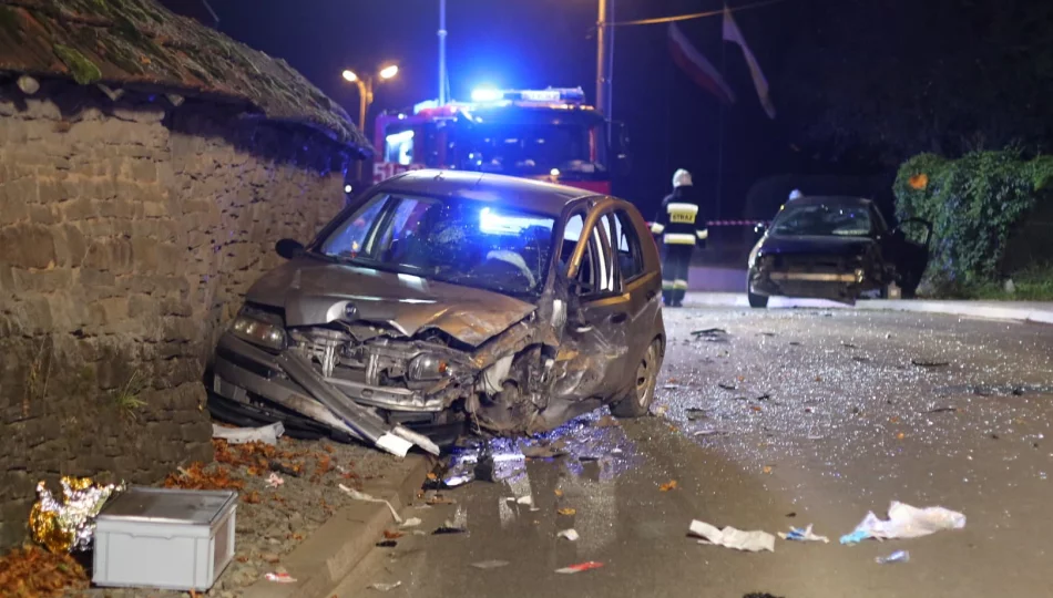 Groźnie wyglądające zderzenie dwóch samochodów: 3 osoby ranne, 3 prawdopodobnie zbiegły - zdjęcie 1