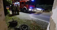 Groźnie wyglądające zderzenie dwóch samochodów: 3 osoby ranne, 3 prawdopodobnie zbiegły - zdjęcie 2
