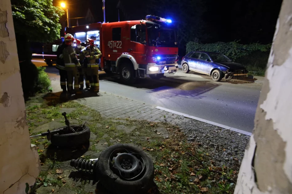 Groźnie wyglądające zderzenie dwóch samochodów: 3 osoby ranne, 3 prawdopodobnie zbiegły - zdjęcie 2