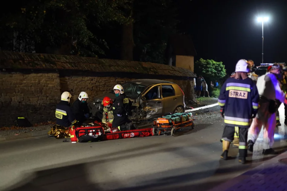 Groźnie wyglądające zderzenie dwóch samochodów: 3 osoby ranne, 3 prawdopodobnie zbiegły - zdjęcie 4