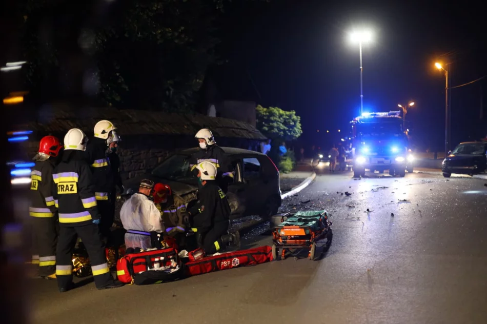 Groźnie wyglądające zderzenie dwóch samochodów: 3 osoby ranne, 3 prawdopodobnie zbiegły - zdjęcie 5