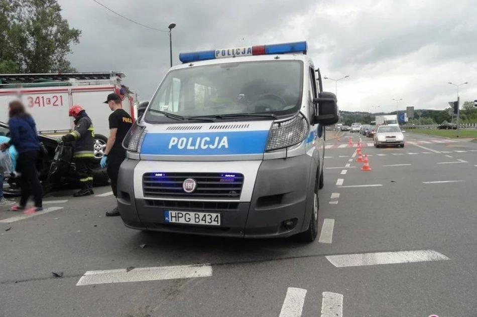 Nowy Sącz, Aleje Józefa Piłsudskiego - zderzenie dwóch samochodów - zdjęcie 3