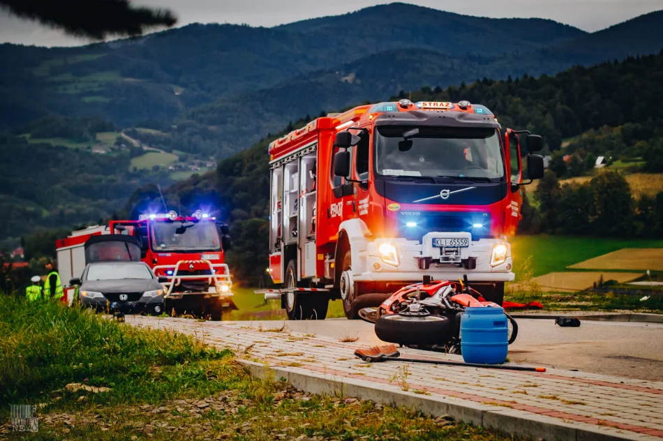 Nagranie momentu wypadku - motocyklista z impetem uderzył w samochód - zdjęcie 2