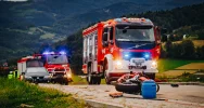Nagranie momentu wypadku - motocyklista z impetem uderzył w samochód - zdjęcie 2