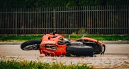 Nagranie momentu wypadku - motocyklista z impetem uderzył w samochód - zdjęcie 3