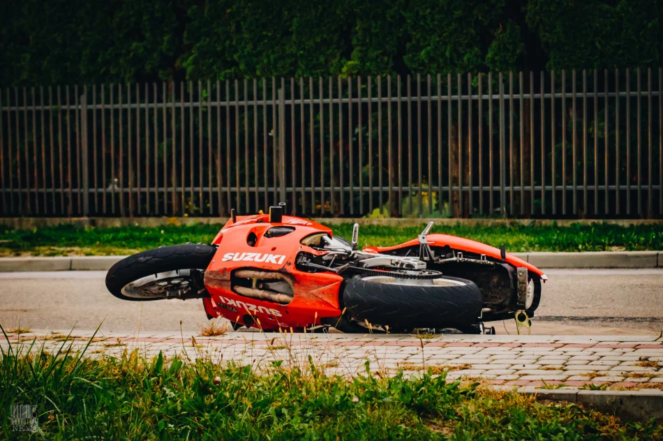 Nagranie momentu wypadku - motocyklista z impetem uderzył w samochód - zdjęcie 3